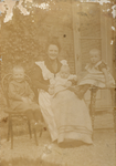 858655 Portret van Geertruida Henriëtte Koert-Keck met haar kinderen Daniël (geb. 20-8-1901), Jan (geb. 16-12-1903) en ...